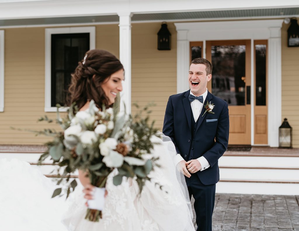 groom expression seeing his bride for the first time